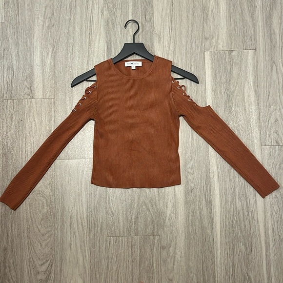 full circle trends Tops - LACE TIE TOP